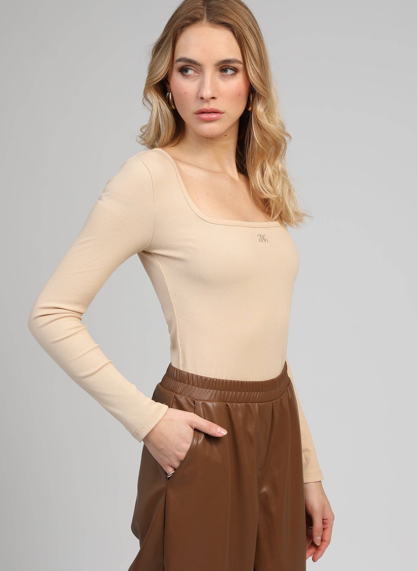 Top a costine nude con scollo quadrato