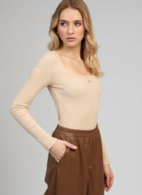 Top a costine nude con scollo quadrato