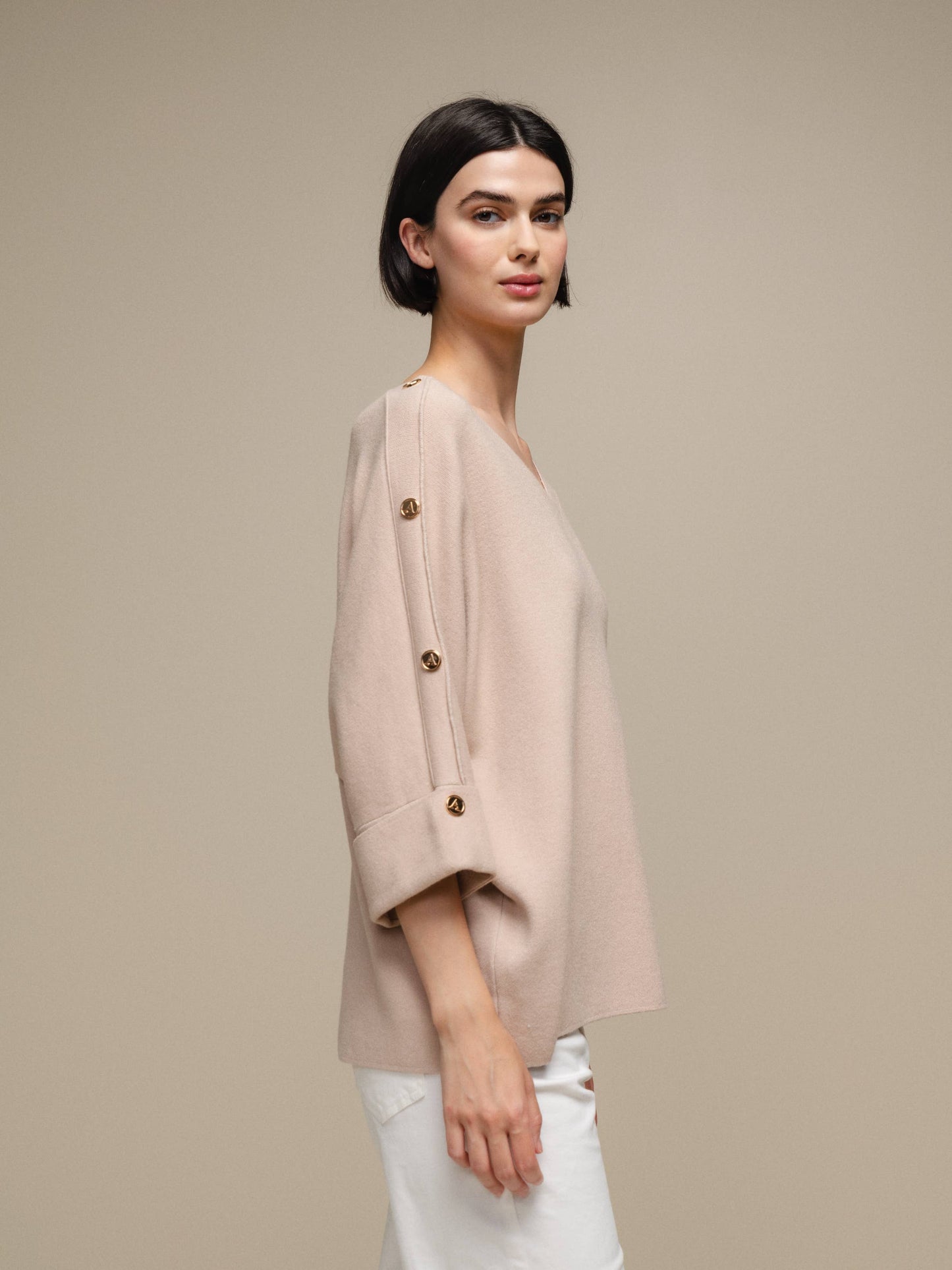 Maglione oversize con scollo a V e bottoni gioiello
