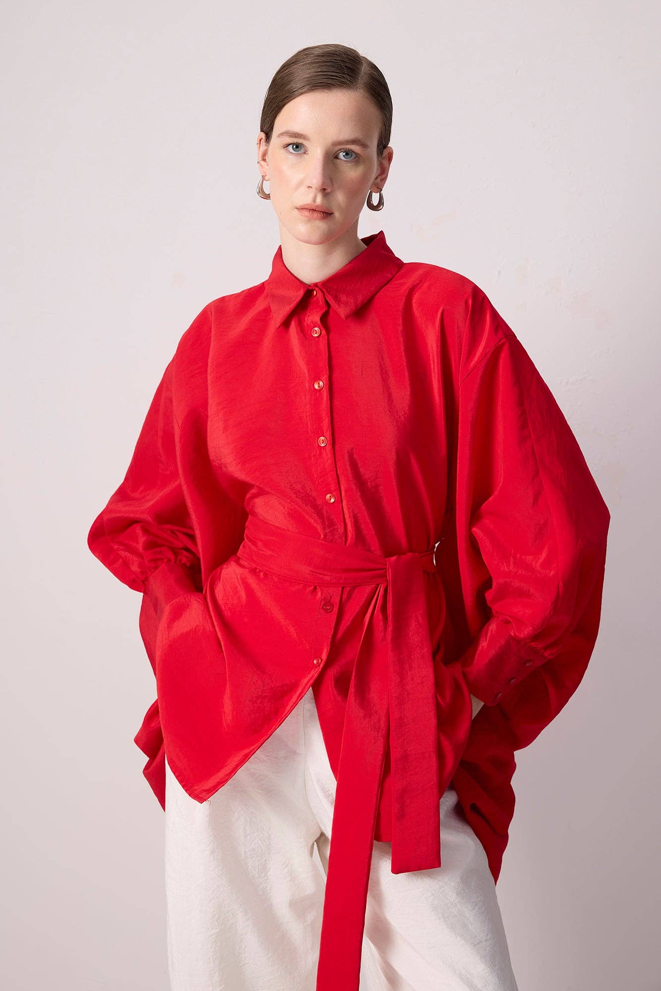 Camicia effetto cupro con maniche a pipistrello e cintura