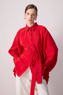 Camicia effetto cupro con maniche a pipistrello e cintura