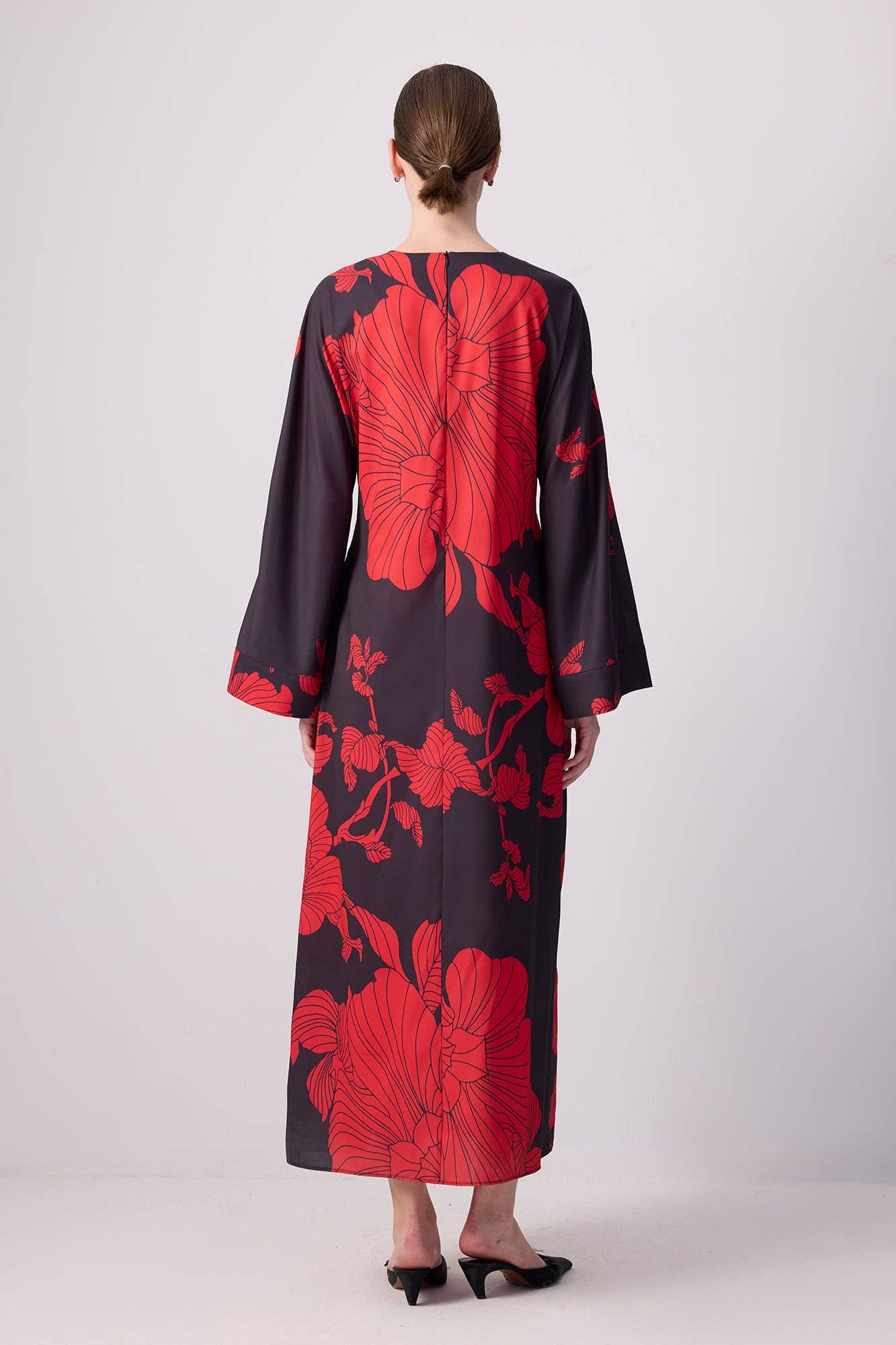 Abito maxi nero con stampa floreale rossa e cintura in vita