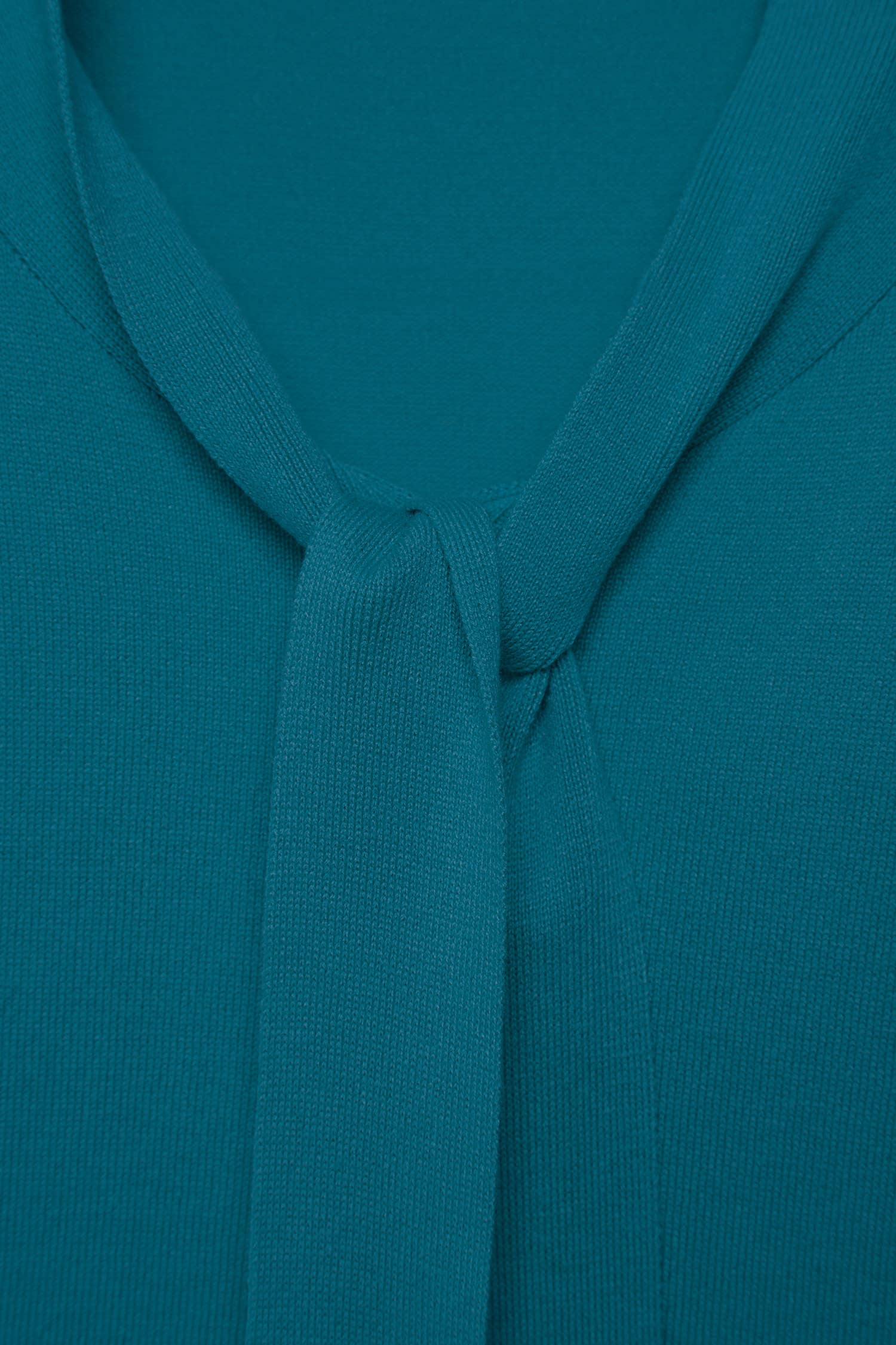 Maglione in maglia rasata con scollo a V e fiocco