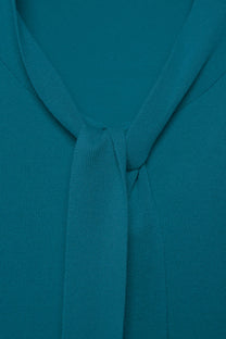 Maglione in maglia rasata con scollo a V e fiocco