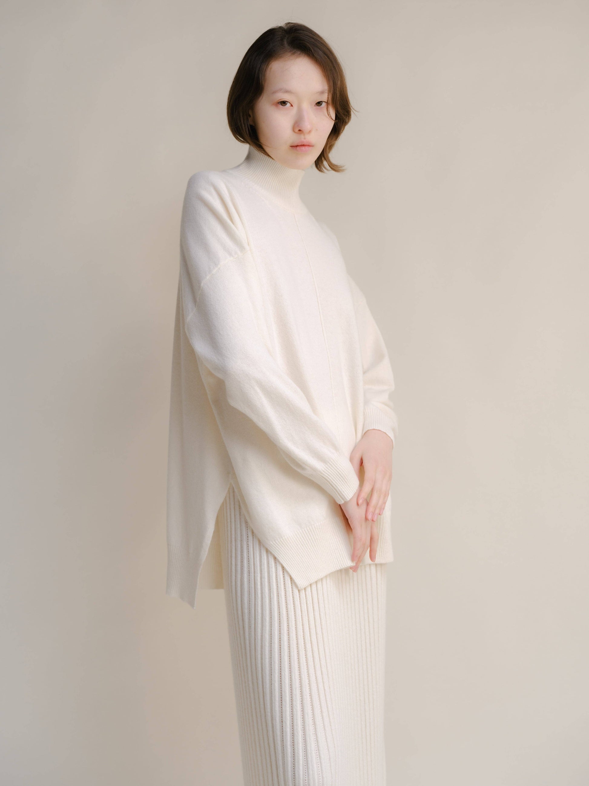 Maglione leggero dolcevita in misto cashmere con spacchi laterali