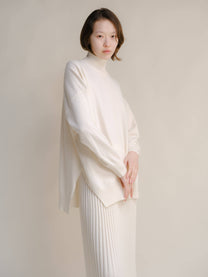 Maglione leggero dolcevita in misto cashmere con spacchi laterali
