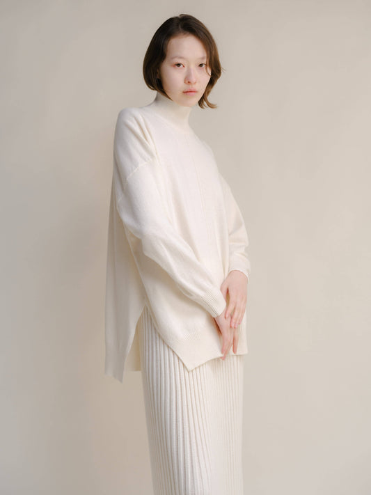 Maglione leggero dolcevita in misto cashmere con spacchi laterali