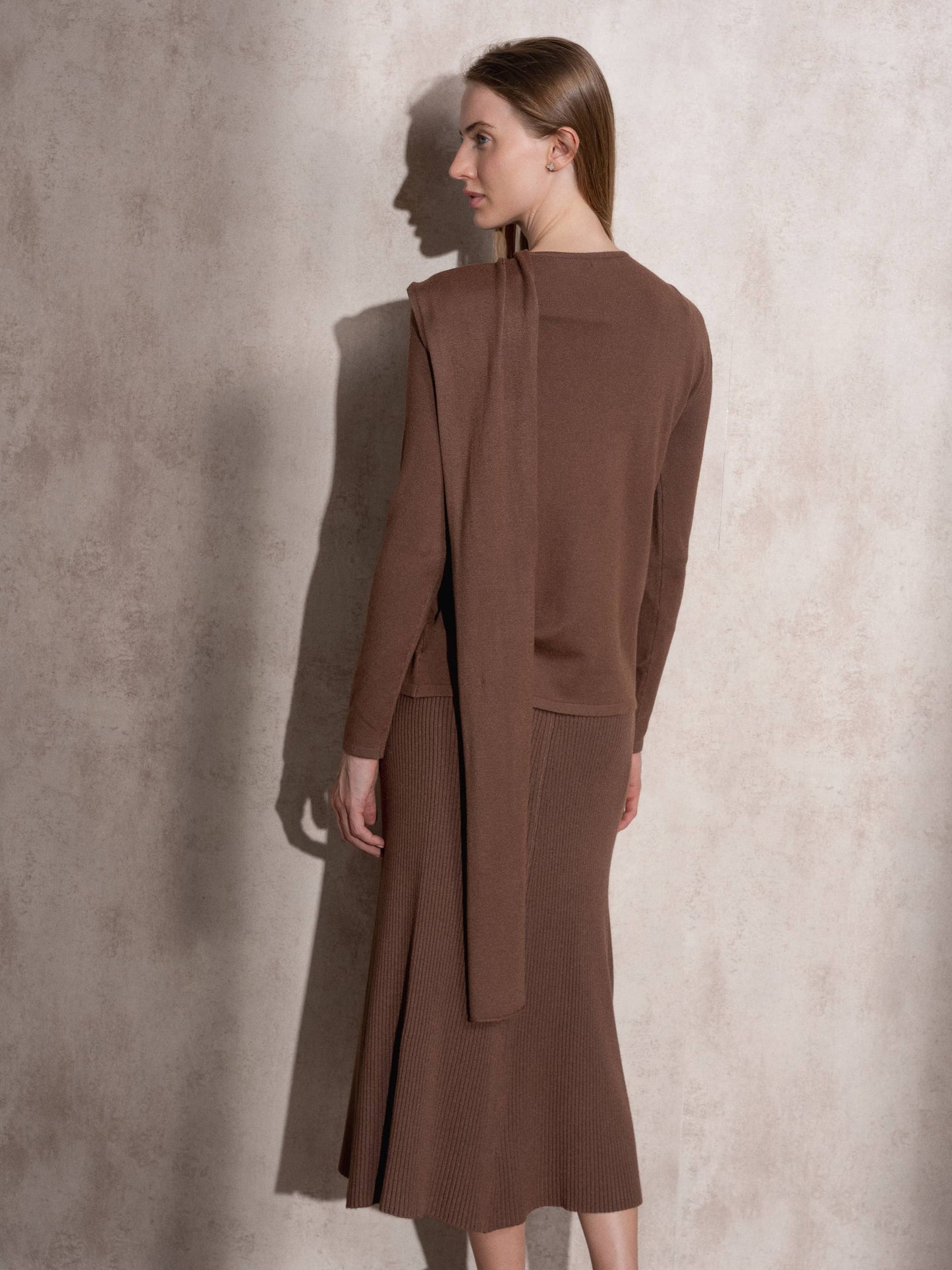 Maglione in maglia con sciarpa abbinata