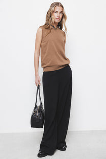 Top smanicato in maglia rasata con girocollo