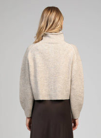 Gilet in maglia color talpa con collo alto e bottoni