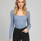 Top a maniche lunghe con scollo quadrato celeste