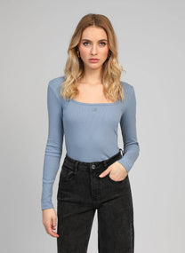 Top a maniche lunghe con scollo quadrato celeste
