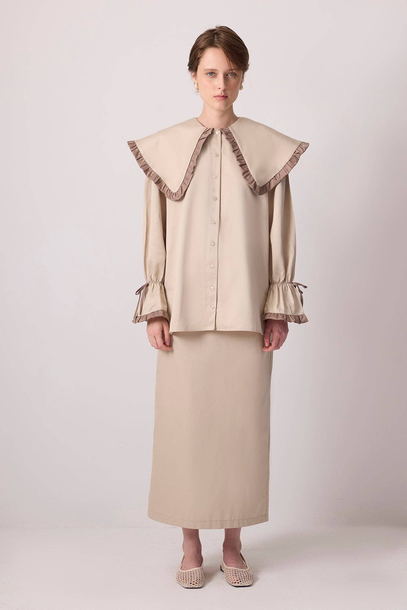 Camicia con maxi colletto a contrasto e volant