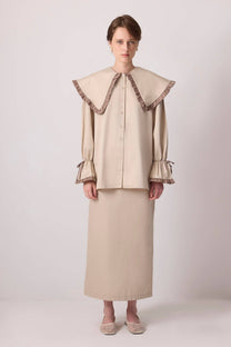 Camicia con maxi colletto a contrasto e volant