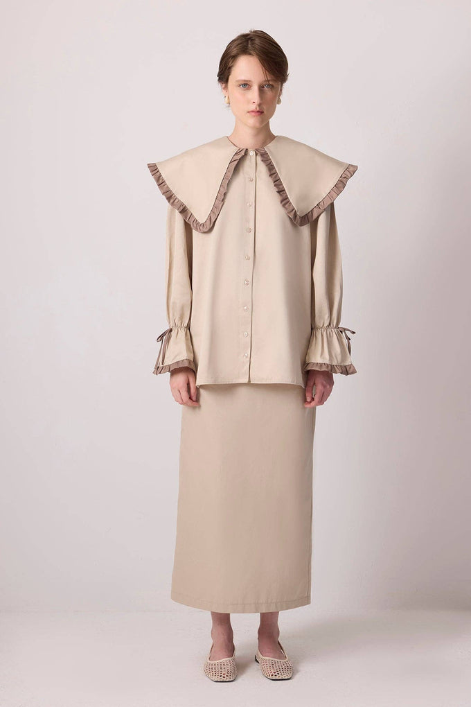 Camicia con maxi colletto a contrasto e volant