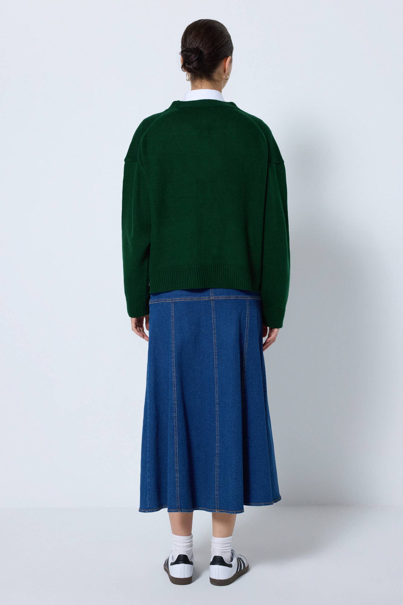 Cardigan in maglia verde con tasche e bottoni