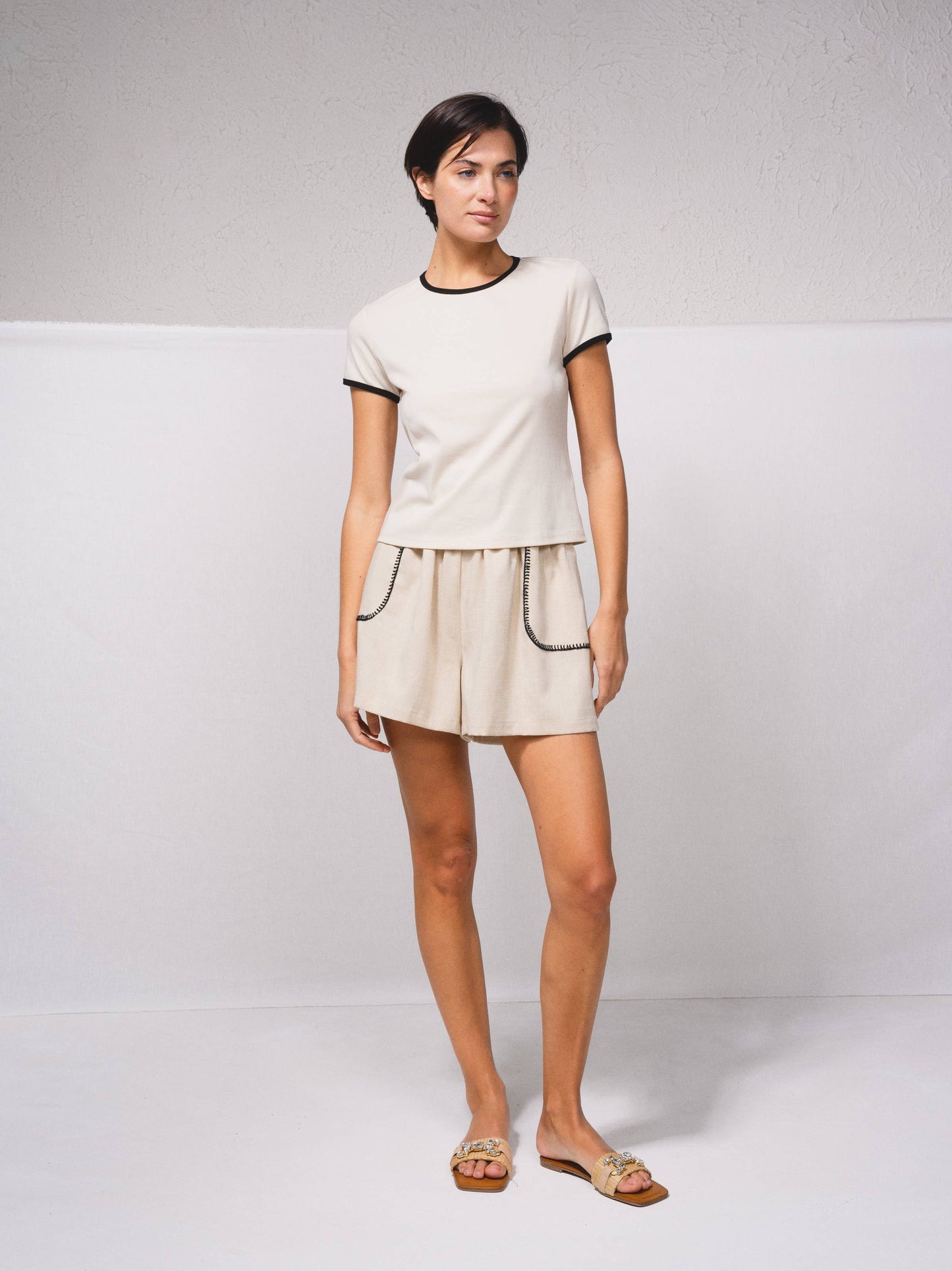 T-shirt bicolor con bordi a contrasto
