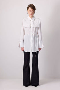 Camicia lunga in popeline écru con pizzo floreale 3D e cintura in vita