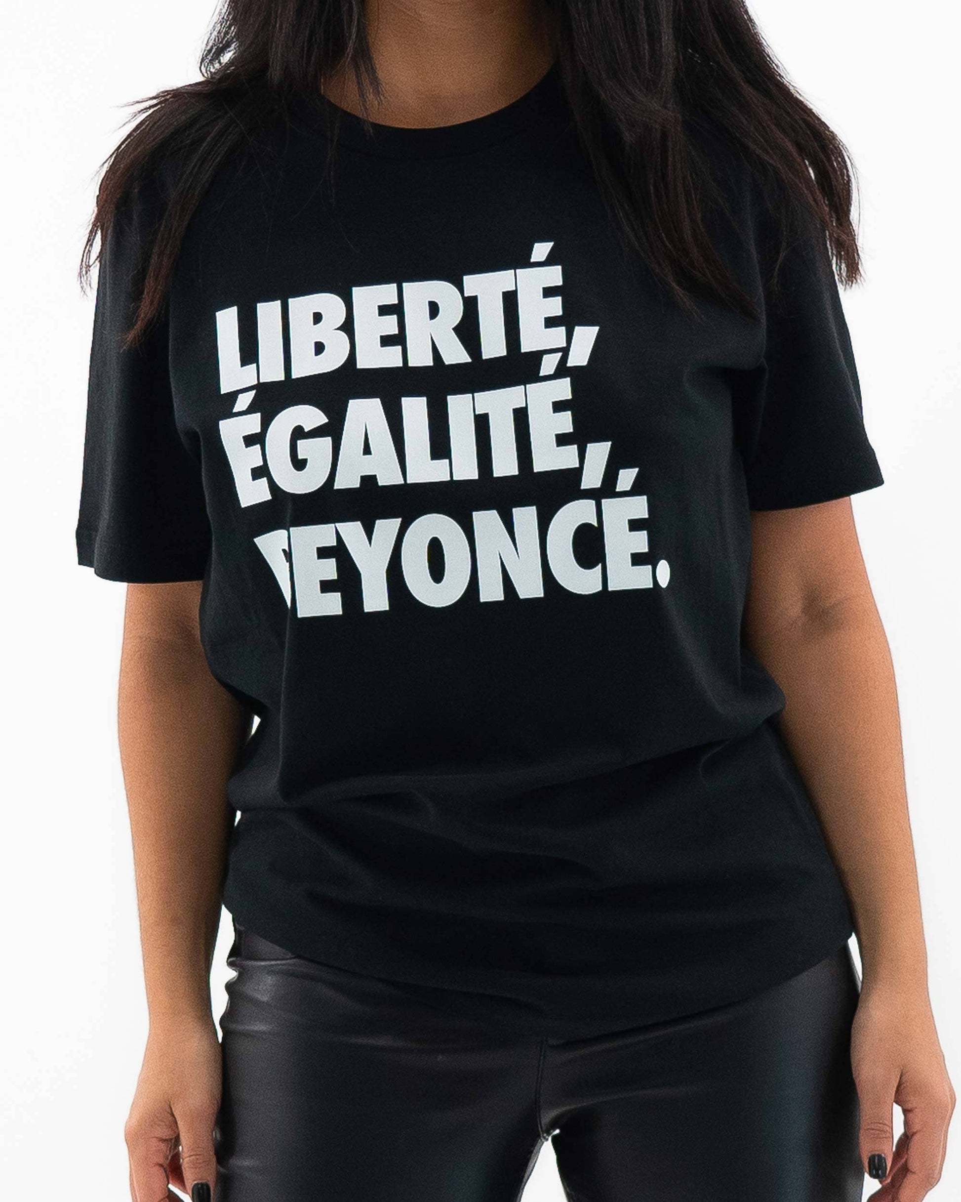 T-shirt con slogan “Liberté, Égalité, Beyoncé” in cotone biologico