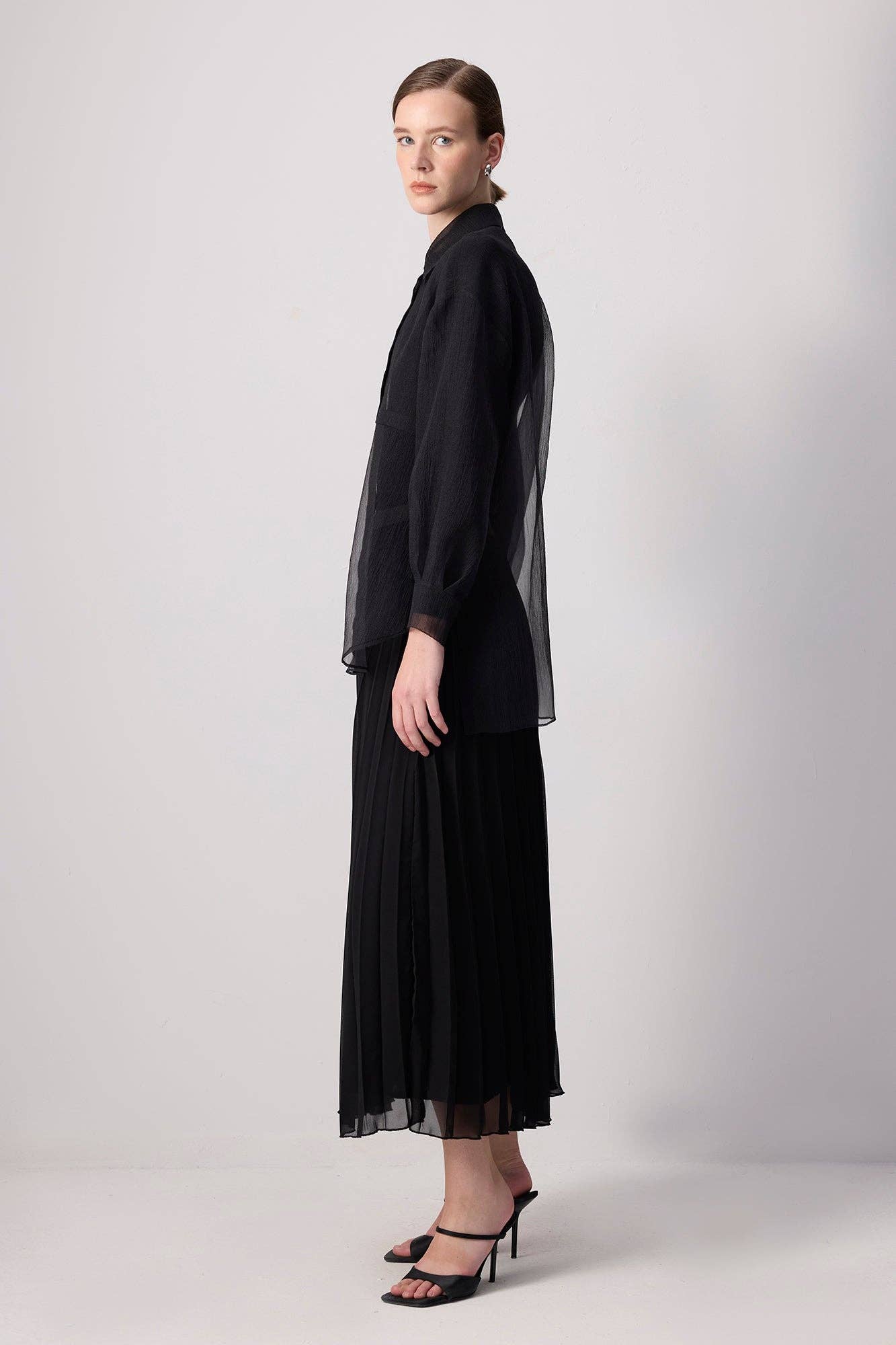 Camicia in organza nera con maniche trasparenti