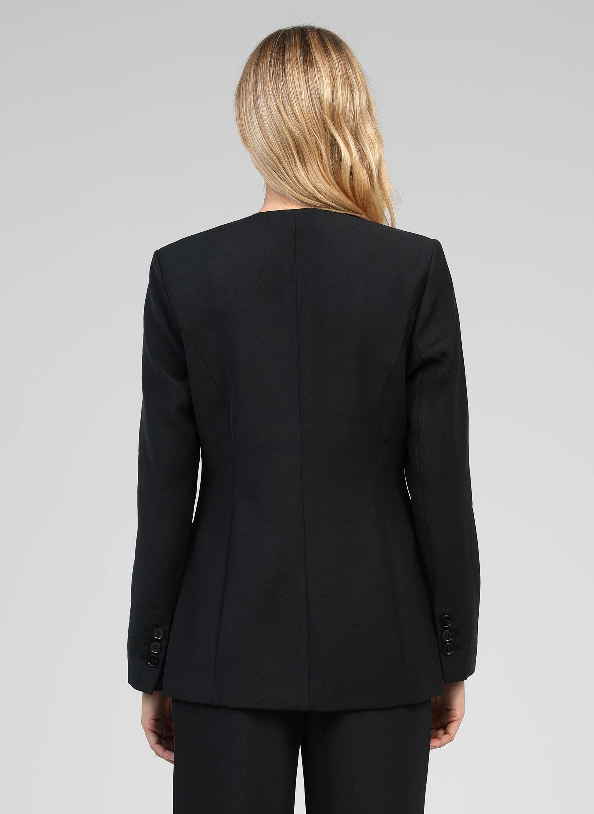 Blazer nero aderente con scollo a V