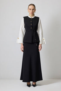Gilet aderente con bottoni dorati