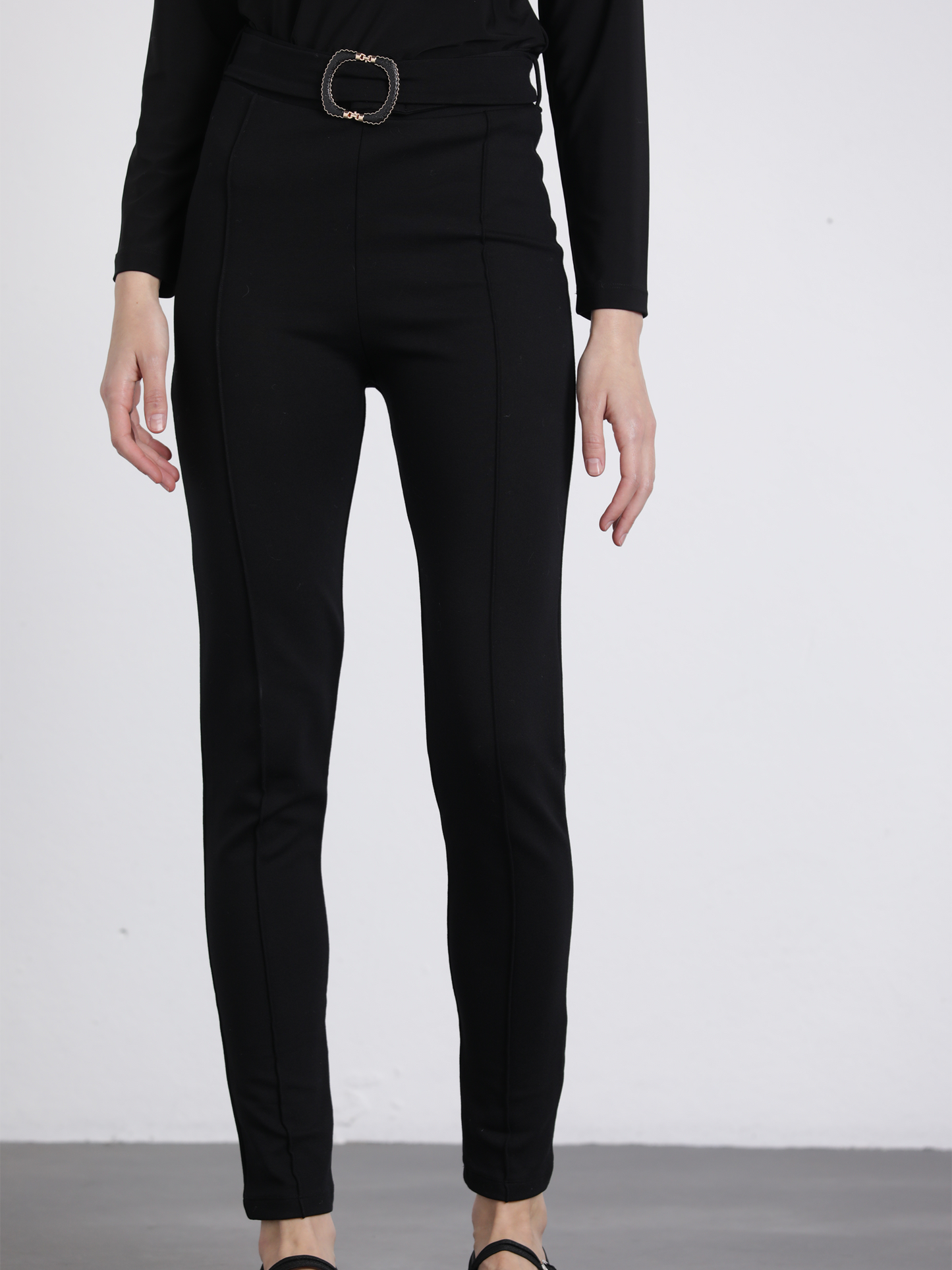 Pantaloni slim a vita alta con cintura e fibbia