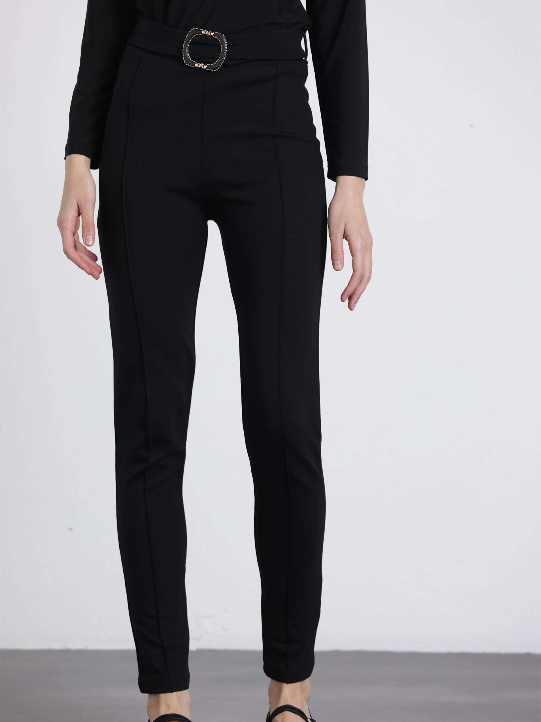 Pantaloni slim a vita alta con cintura e fibbia