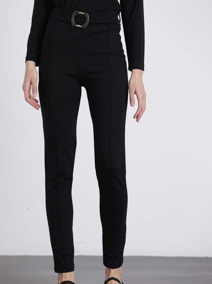 Pantaloni slim a vita alta con cintura e fibbia