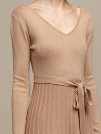 Abito midi in maglia lurex con gonna plissé e cintura