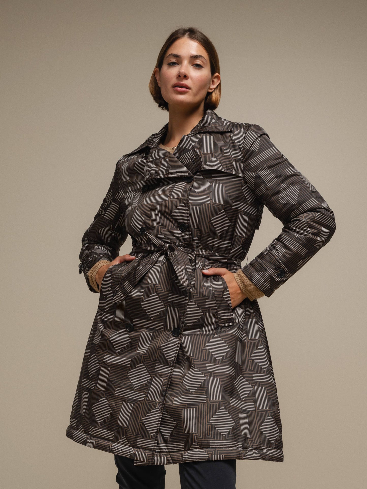 Cappotto trench fantasia geometrica con cintura