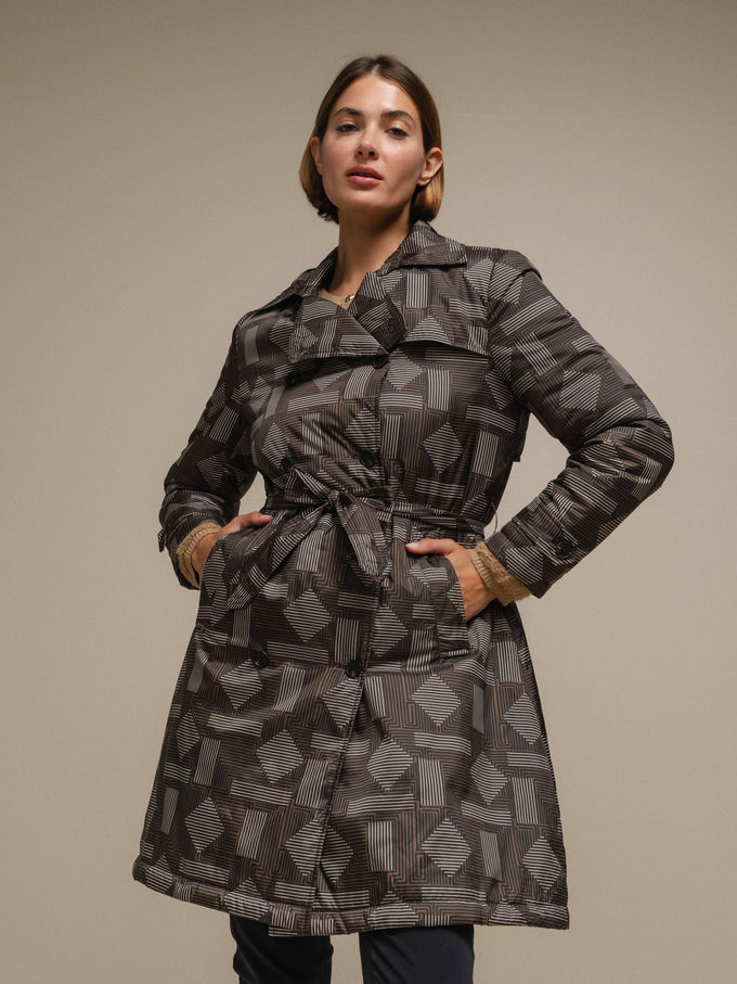 Cappotto trench fantasia geometrica con cintura