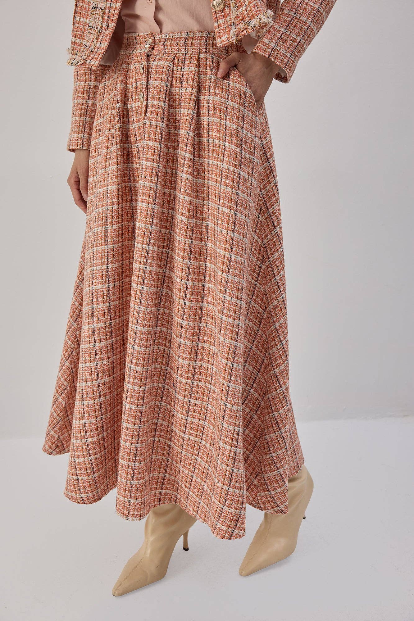 Completo in tweed con giacca corta e gonna lunga