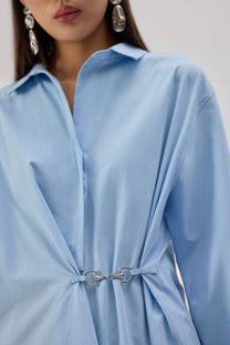 Camicia in popeline con accessori in metallo