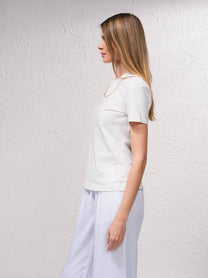 T-shirt basic aderente con catena dorata