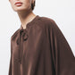 Blusa marrone con coulisse e scollo arricciato