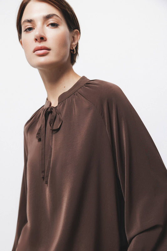Blusa marrone con coulisse e scollo arricciato