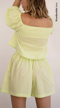 Top corto verde lime in cotone biologico con maniche a sbuffo