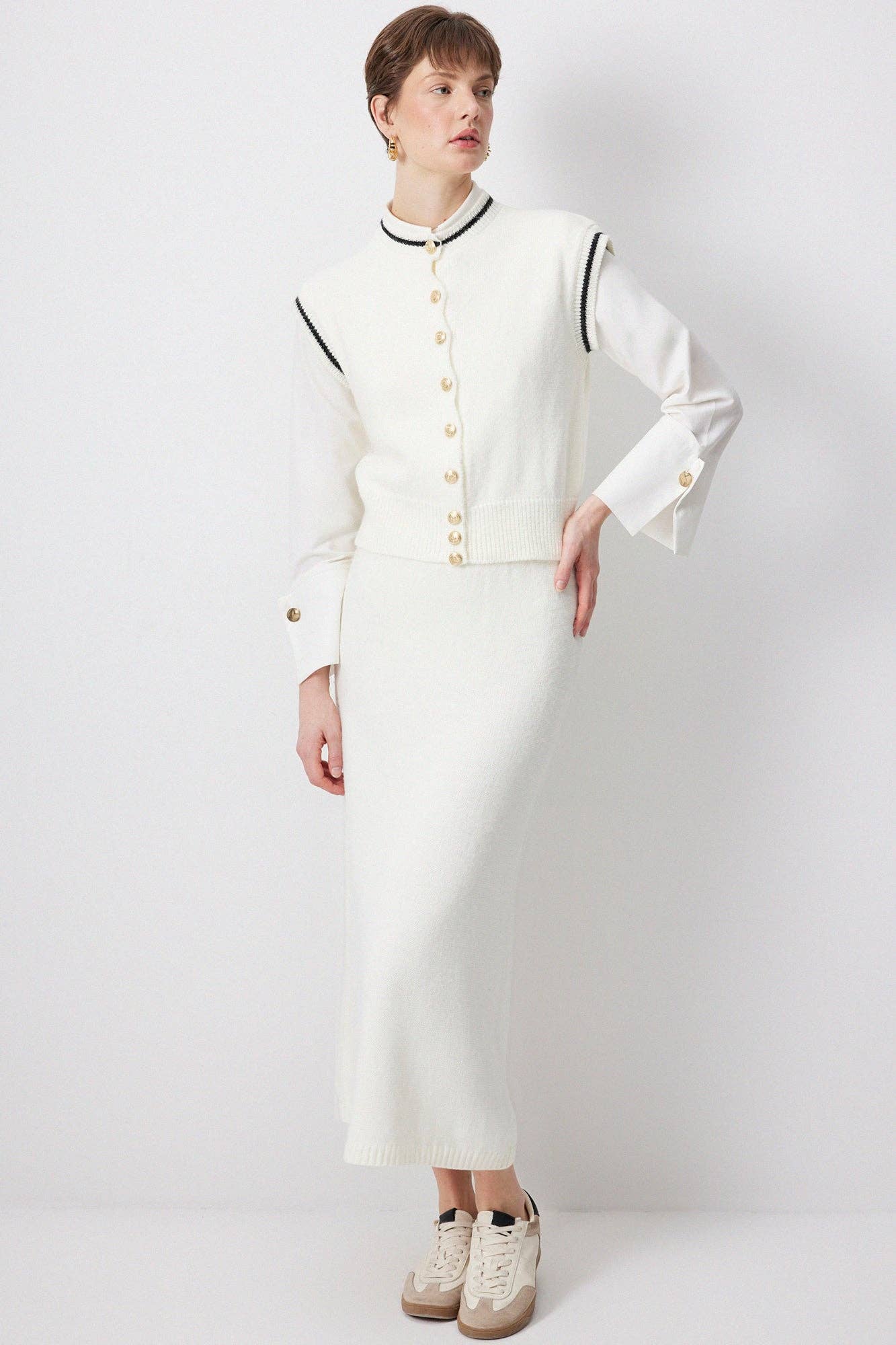 Set in maglia gilet e gonna longuette ecru con bottoni gioiello