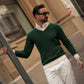 Maglione a trecce con scollo a V verde con bordi beige e perla