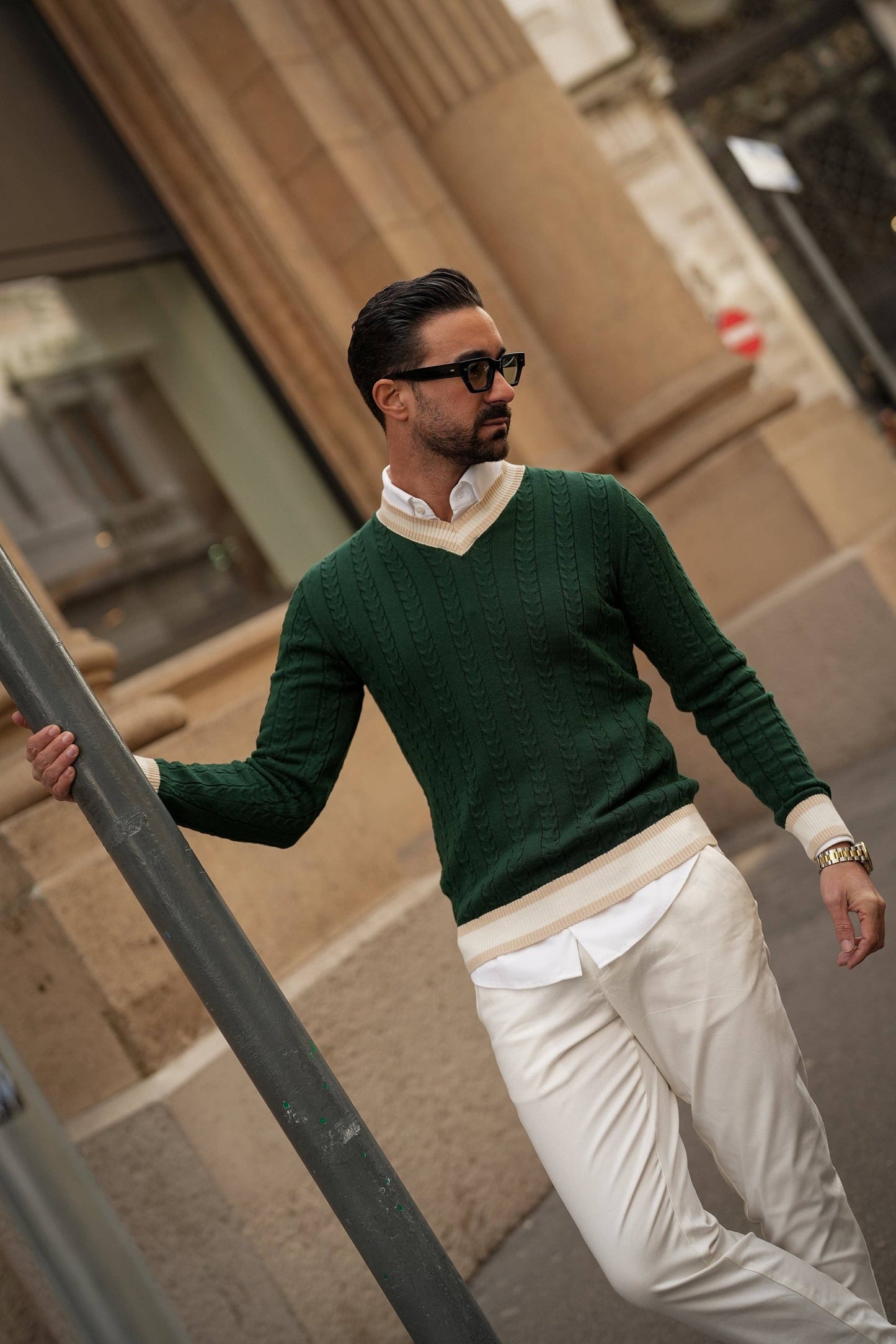 Maglione a trecce con scollo a V verde con bordi beige e perla