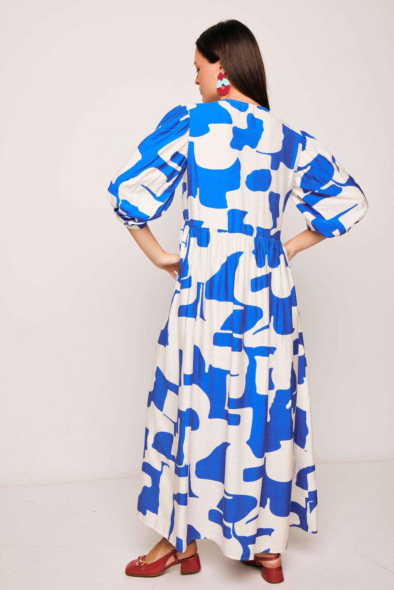 Abito lungo oversize con stampa astratta blu