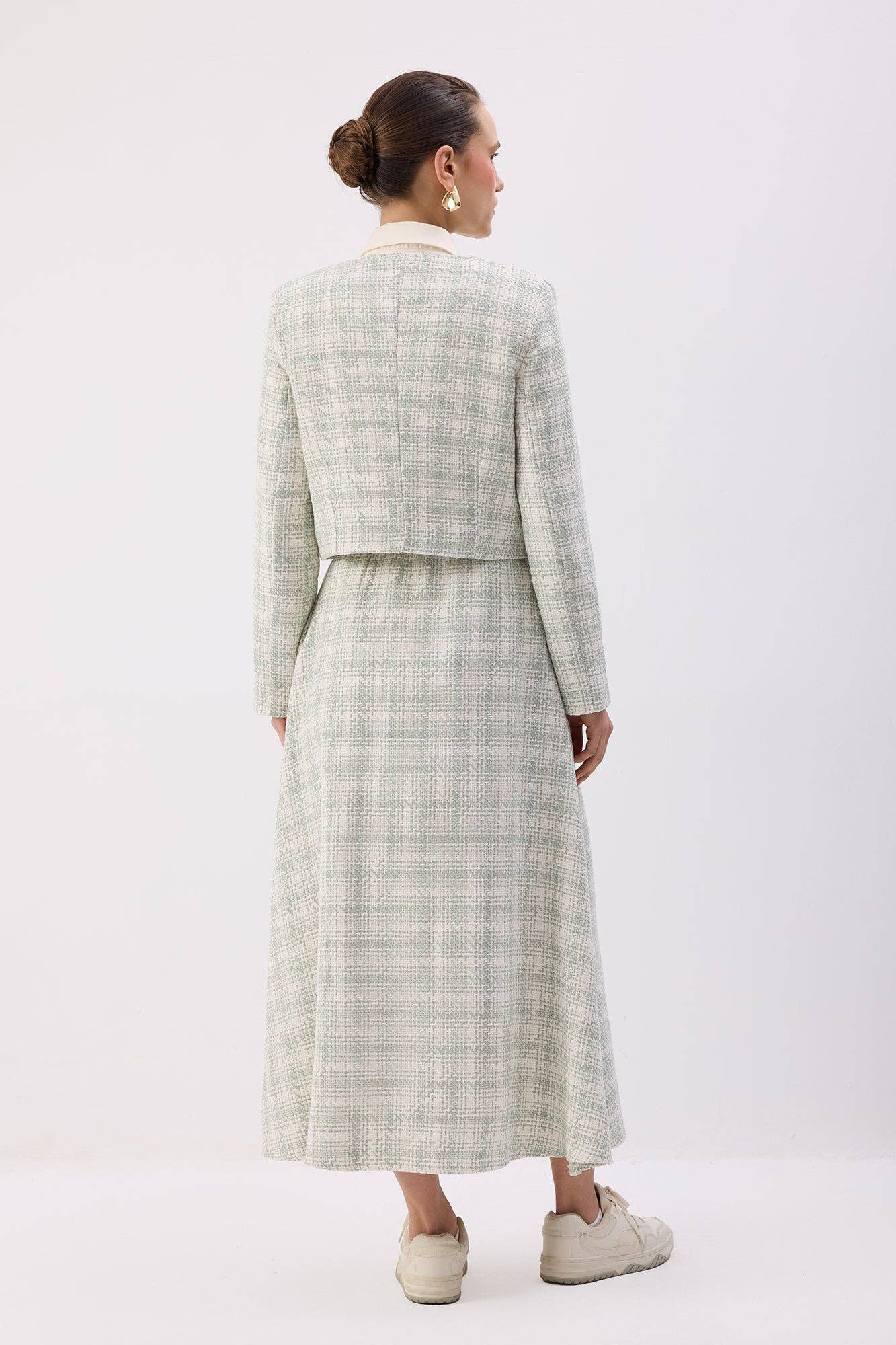 Completo in tweed con giacca corta e gonna lunga
