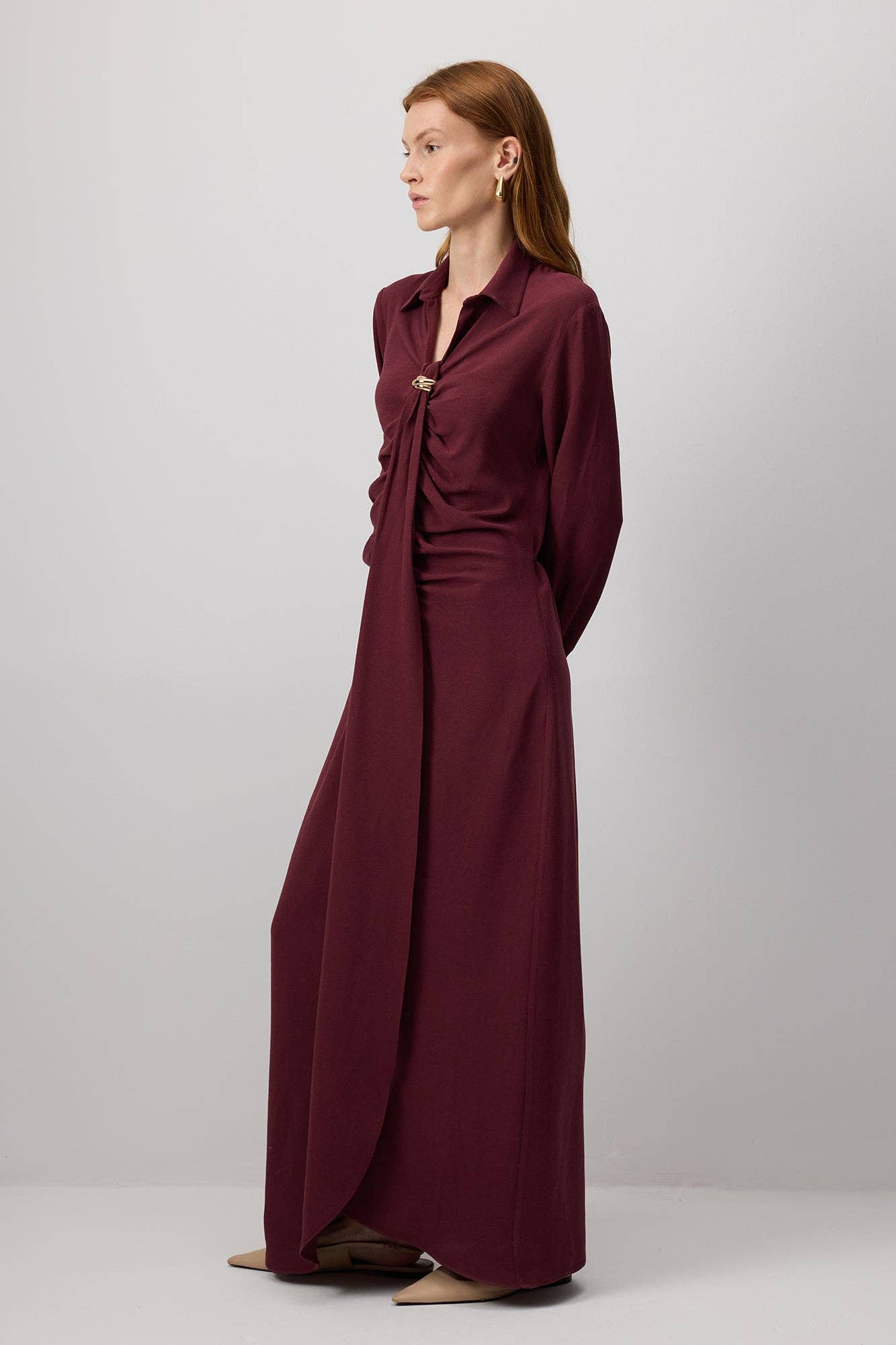 Abito lungo bordeaux con spilla e drappeggi