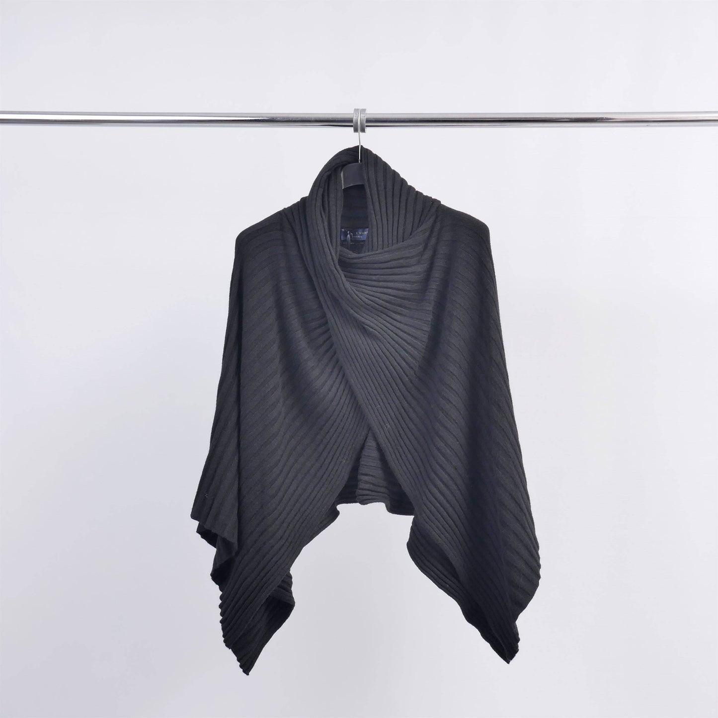 Poncho a coste asimmetrico in maglia morbida