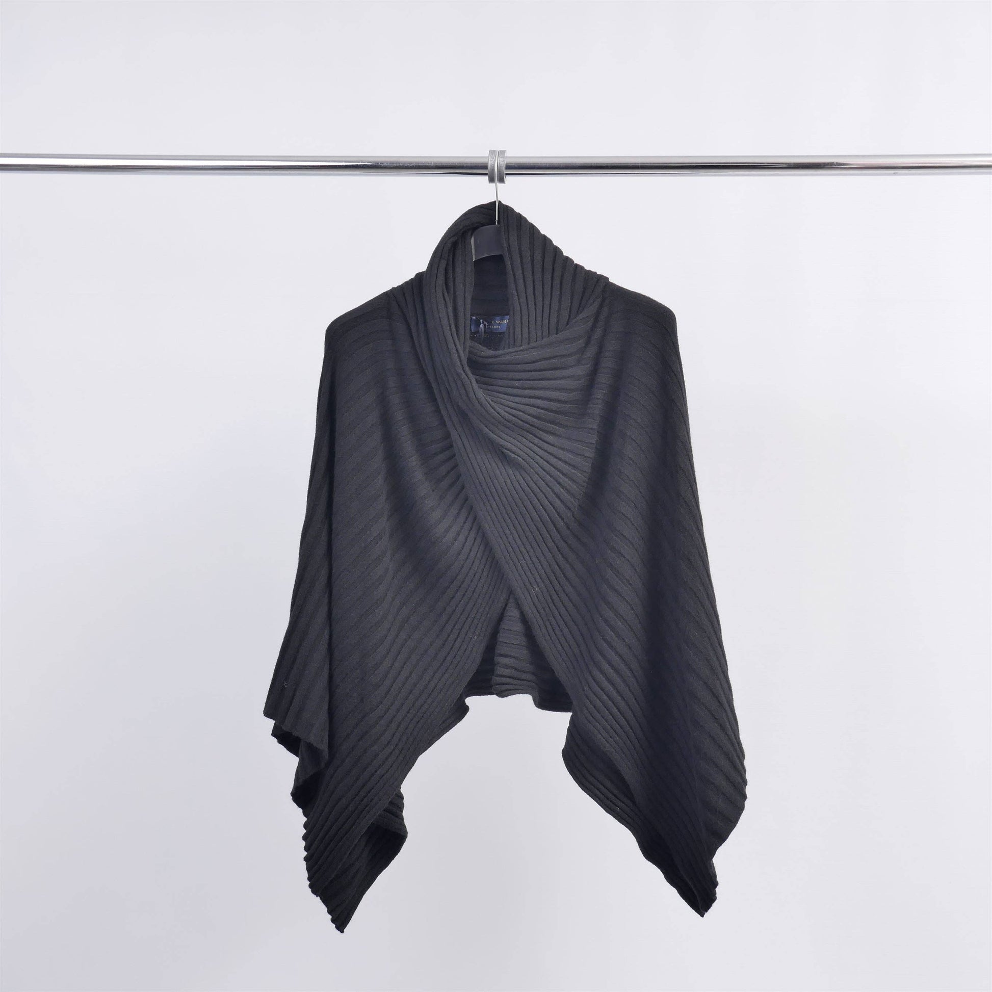 Poncho a coste asimmetrico in maglia morbida