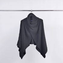 Poncho a coste asimmetrico in maglia morbida