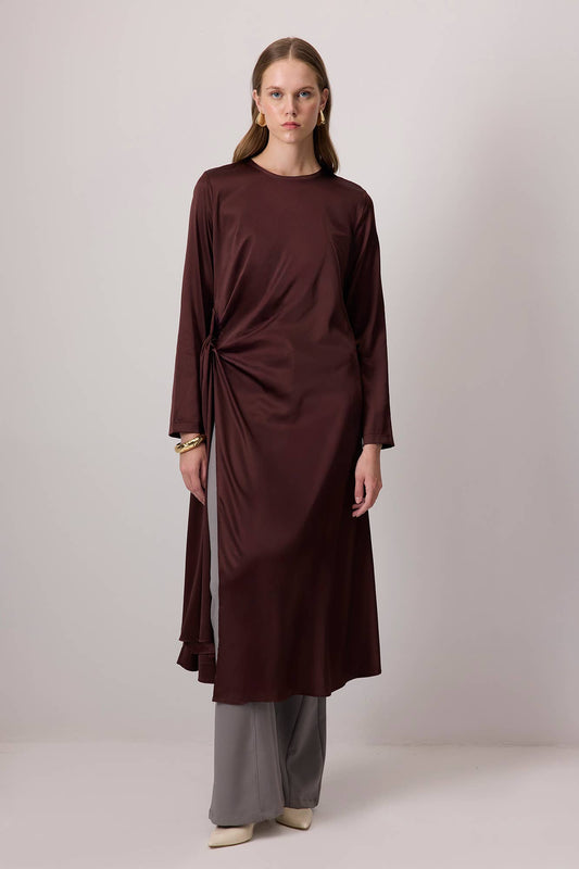 Abito midi in raso con nodo laterale