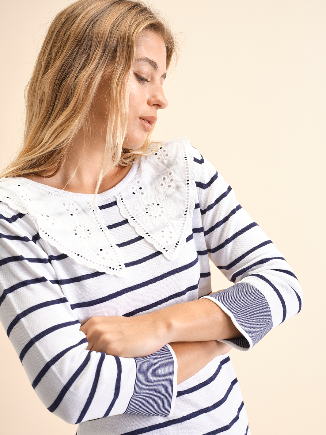 Maglia a righe con maxi colletto sangallo