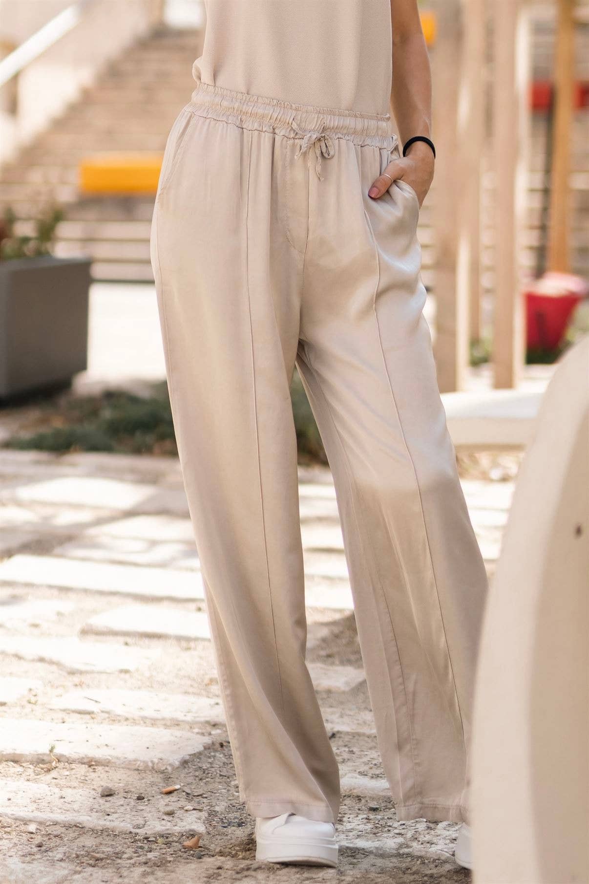 Pantaloni fluidi in raso a gamba ampia